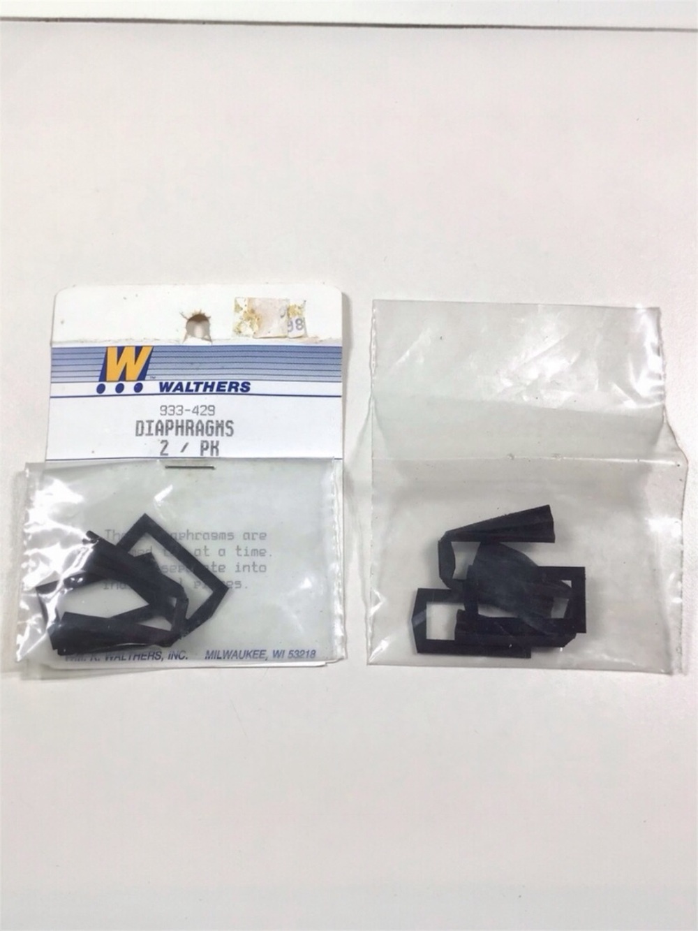 Walthers HO Scale Diaphragms Passenger Train Car Detail Parts Two 2Pks 933-429
